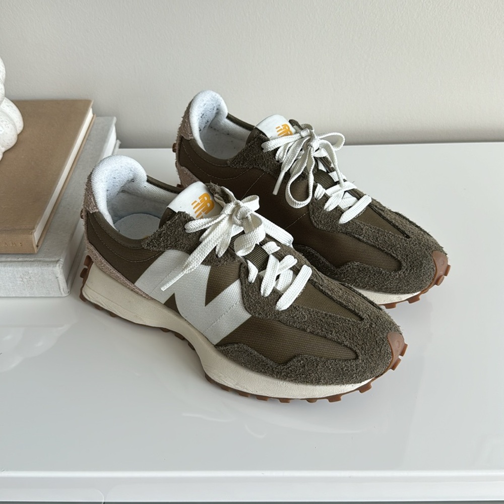 New Balance women’s 327’s in green